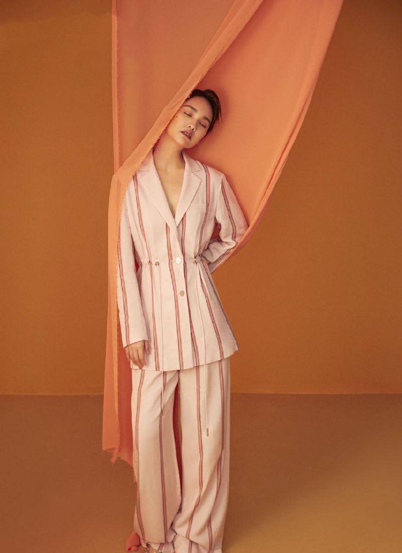 36岁冻龄女神,杨丞琳的穿搭,充满少女感_牛仔裤_设计_身材