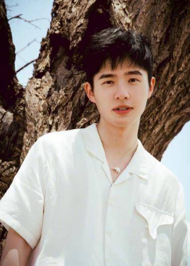 刘昊然见面就夸她,彭昱畅见她就买零食,她魅力是有多大_女孩_张子枫