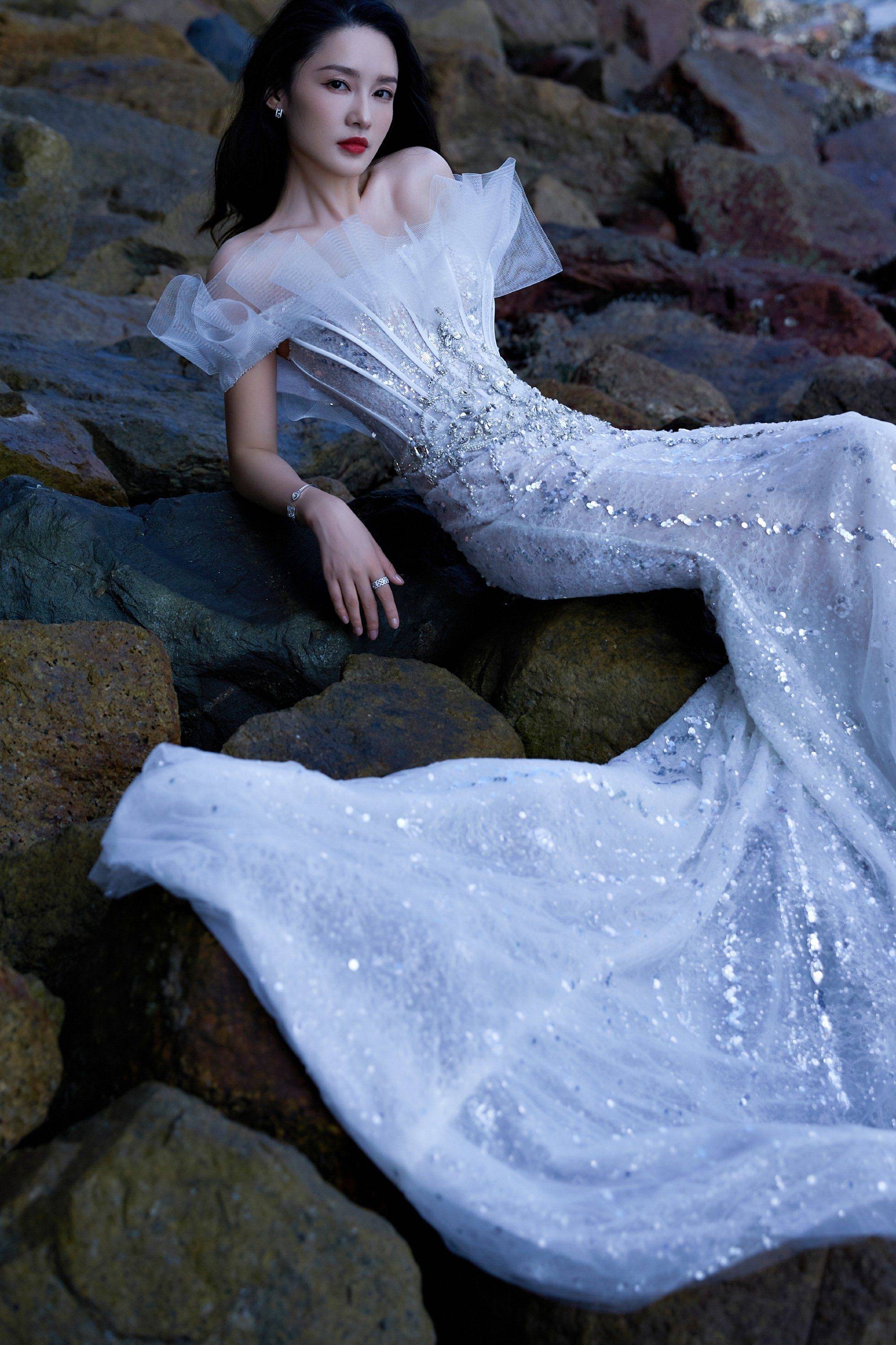 李沁白色薄纱连衣裙优雅时尚写真_气质_淑女_大气