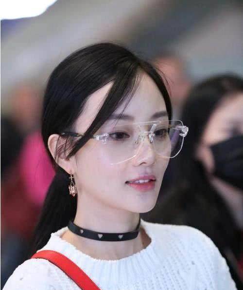 李小璐除夕晒国旗照,网友:这样的小璐我们喜欢,大家新年快乐_祝福