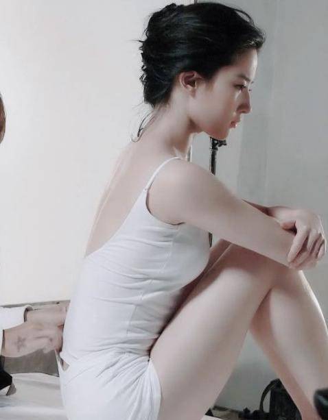 刘亦菲挑战牛奶小背心,突然掀开被子那一刻,才知什么叫媚而不俗_感觉