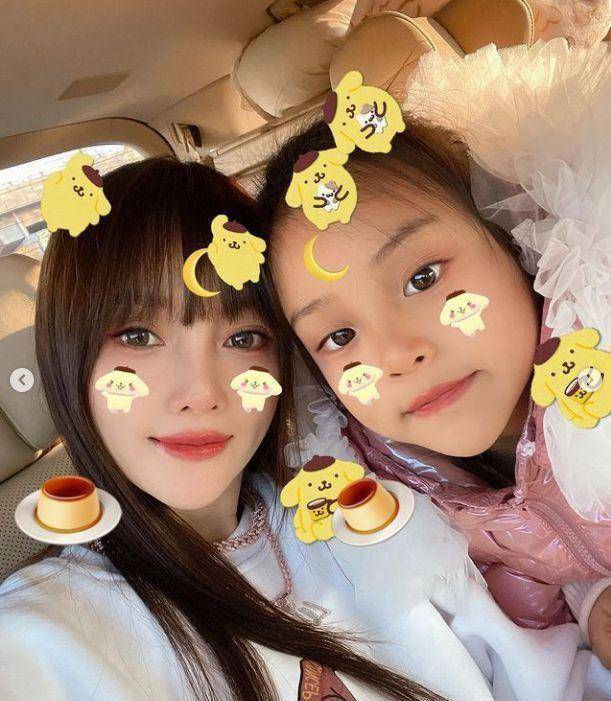 李小璐晒出和女儿的互动,甜馨表情活灵活现,风评转变太明显了_贾乃亮