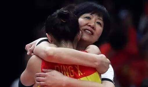 2015年丁霞迎来了逆袭,郎平又将她召回国家队,这一次她牢牢抓住了机会