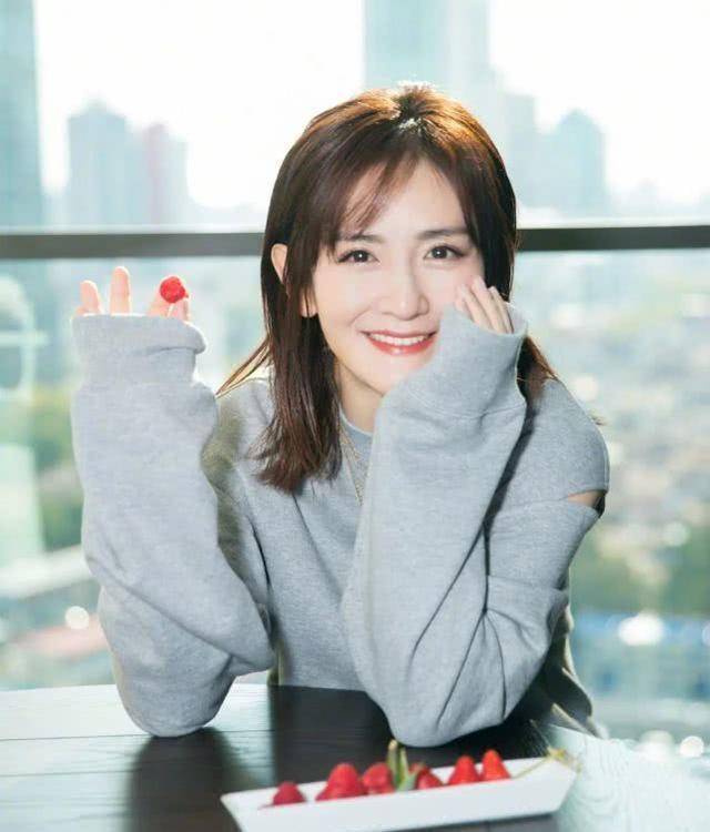 谢娜无美颜无滤镜纯素颜曝光,杠精作家嘲讽:这还能叫天生丽质?