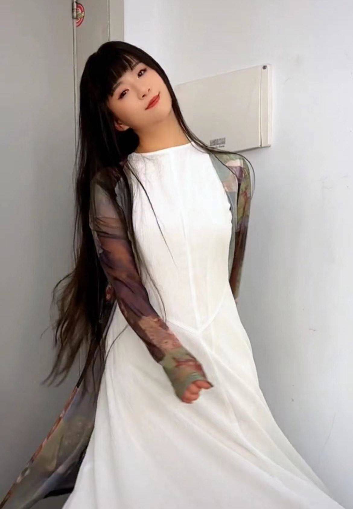 小彩旗暑假回国,与杨丽萍同台演出,化妆后仙气满满_表演_姨妈_舞台