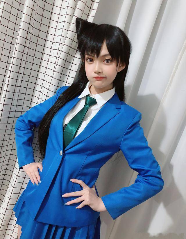 小姐姐cos毛利兰,还原独角发型无难度,这"漫画腿"才是真耀眼_自然
