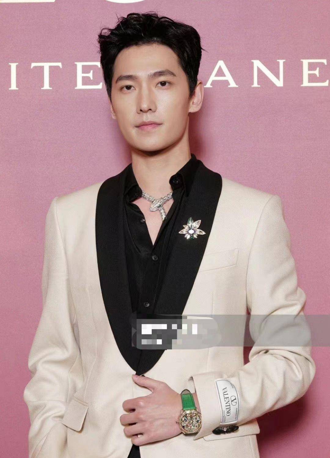 刘亦菲不走戛纳却凭生图上热搜!公主造型大杀四方,杨洋也不输