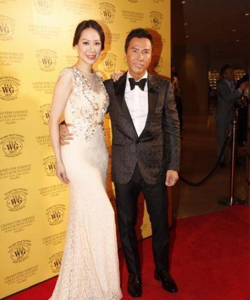 妻子比丈夫高的明星,任达华王祖蓝站台阶亲吻,看到她相信了爱情_身高