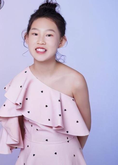 小沈阳14岁女儿变漂亮了!曾被骂最丑星二代,如今名媛范儿十足