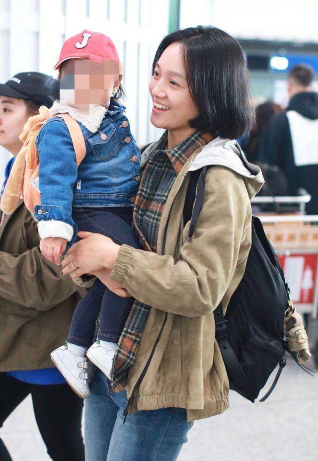 昔日福布斯富豪榜主持人朱丹,带娃素颜亮相机场,魅力不减当年_周一围