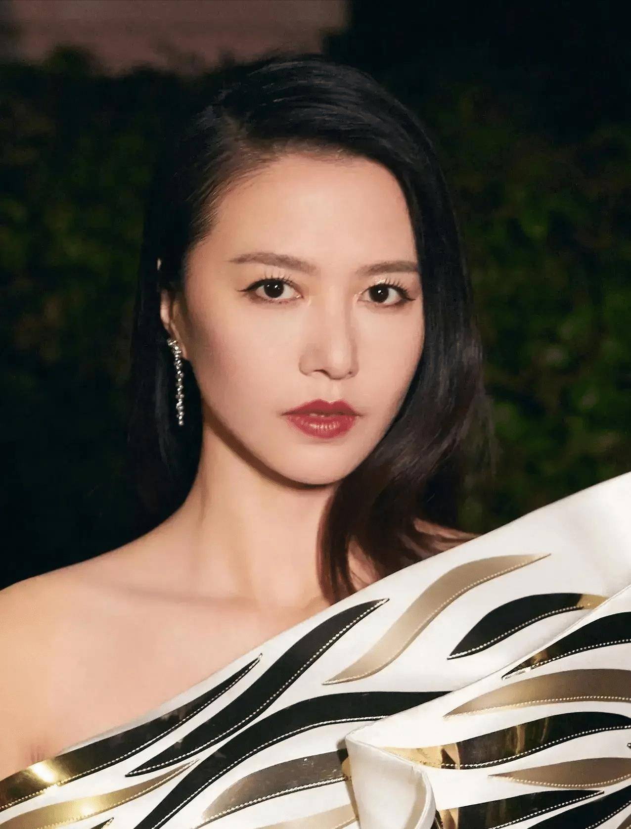 内地艺人被全面碾压,谭维维华晨宇争议最大,张靓颖周深强力挽尊_晚会