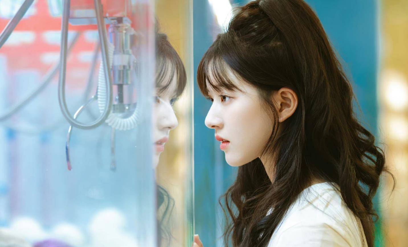 赵露思在《桑稚》中不同的着装风格教你如何时尚_运动_牛仔裤_花卉