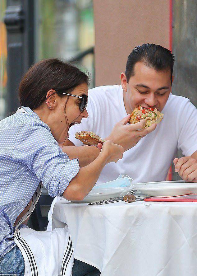 前阿汤嫂男友餐厅吃饭,张大嘴无拘束,"恋爱少女"被准公公欣赏_凯蒂