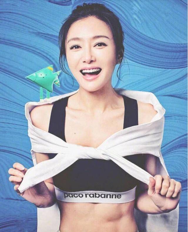 身材颜值丝毫没有发生变化,虽然年纪会让代谢变慢,但秦岚却通过运动让