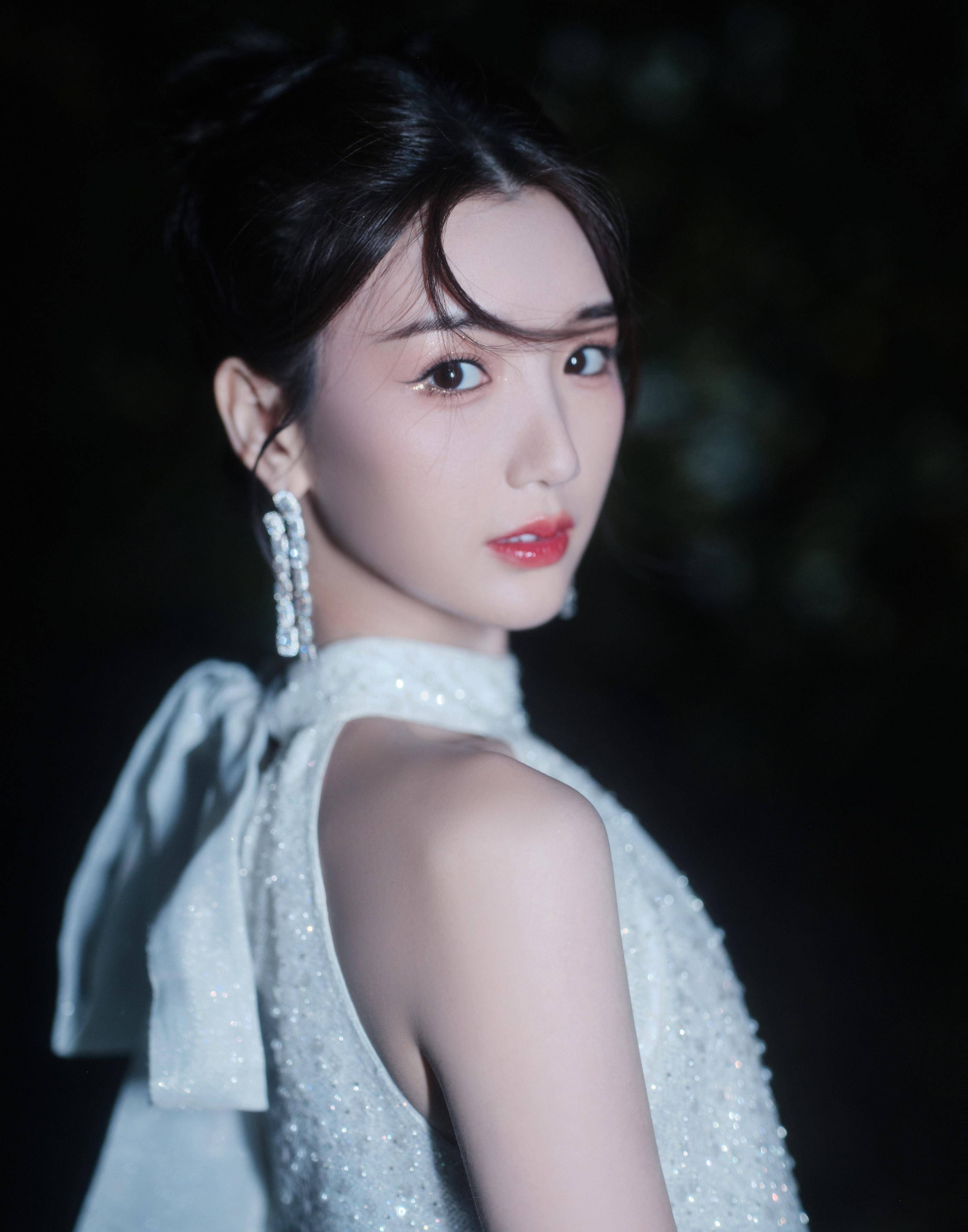 毛晓彤的羽毛裙呈