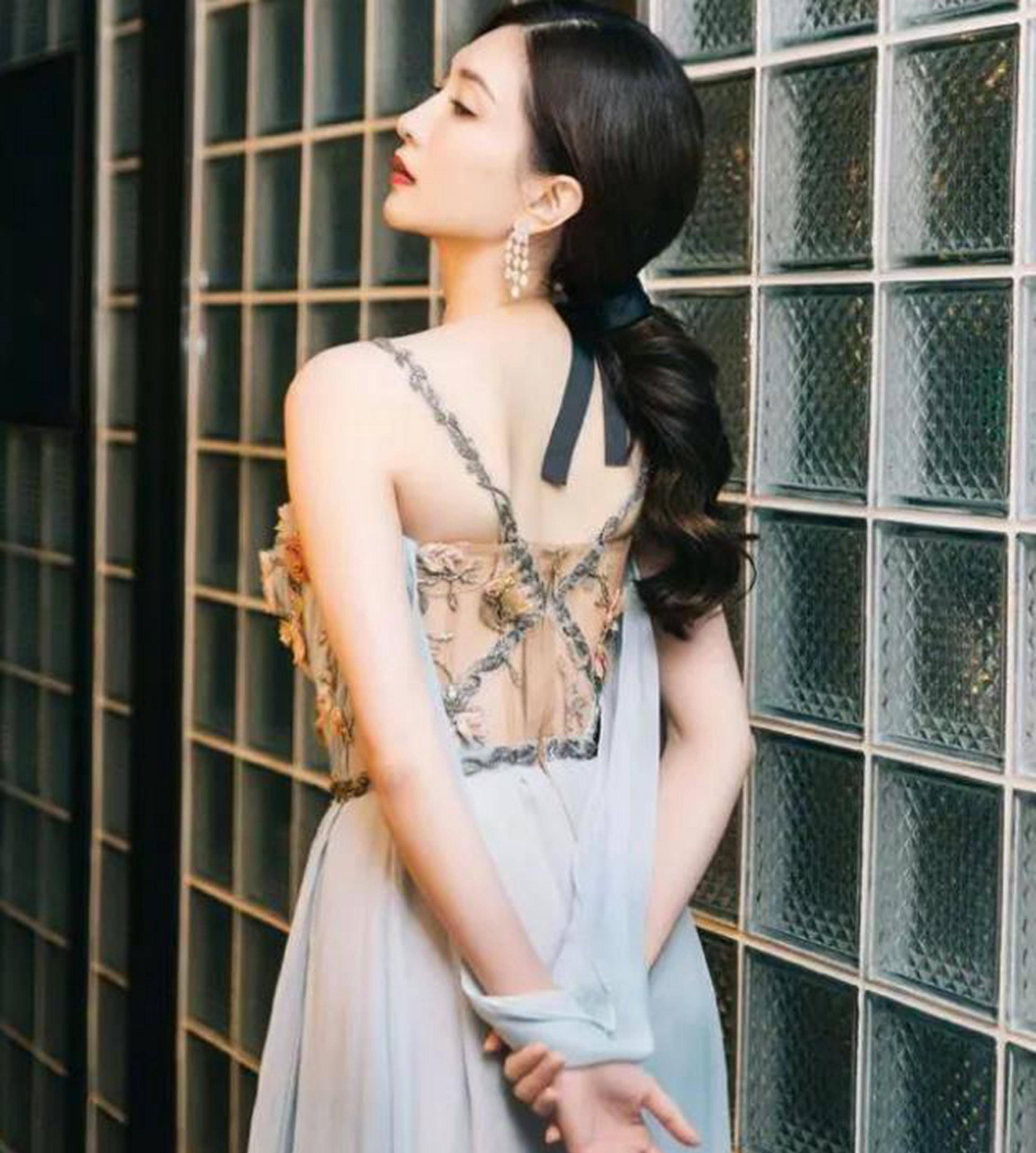 江疏影的"气质佳人"很好,穿着吊蓝色裙子,身材太诱人了_角色_观众