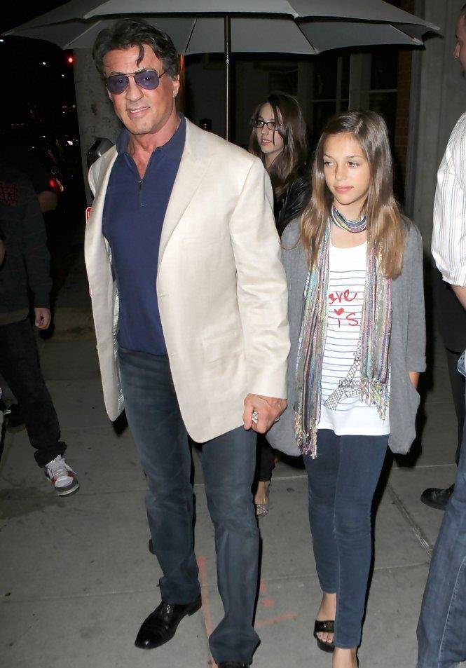 2013年5月9日,索菲亚·史泰龙以及斯嘉丽·史泰龙与爸爸,现身洛杉矶的