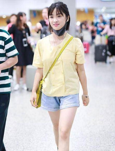 现如今沈月体重还有100斤,但是腿已经瘦了不少,变得又直又细,就算穿