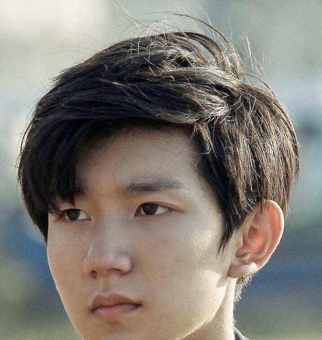 男星最新纯素颜照,王俊凯五官好立体,鹿晗这眼睛对得起他的姓了_点子