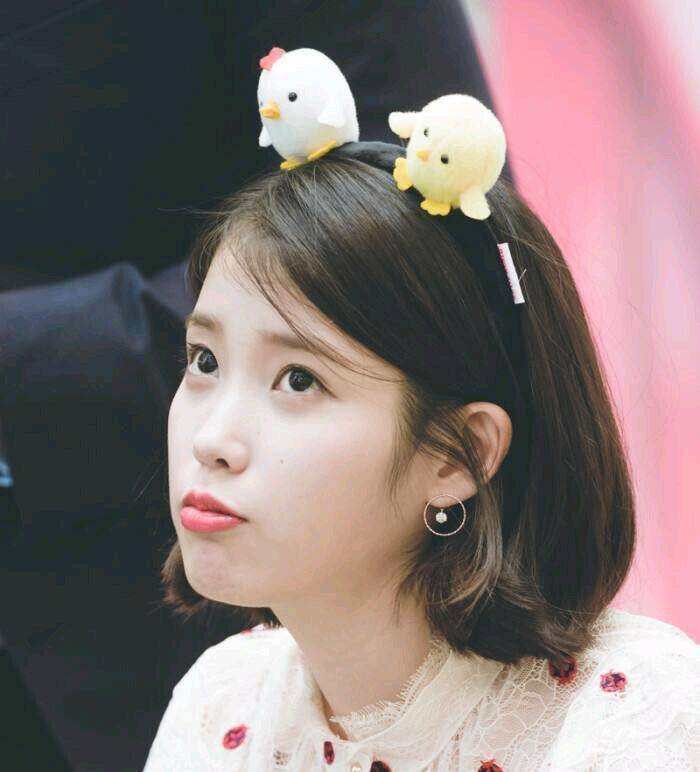 iu晒美照,口红沾上牙齿却不知,网友:她是自己最大的黑粉_演唱会_耳朵