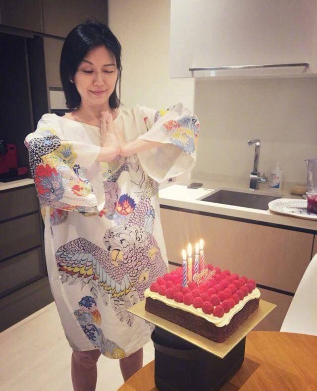 孙燕姿晒九个月孕肚照,与亲友一起庆祝40岁生日!_丈夫_照片_儿子