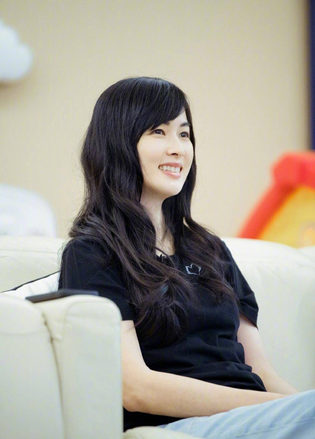 确认参加此综艺,而该节目组官宣的海报中也确实出现了吴尊妻子的照片