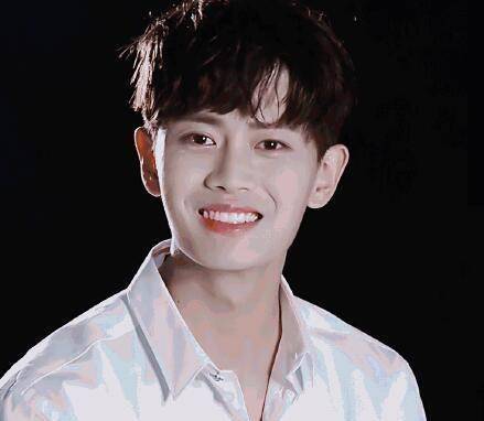 王一博穿粉卫衣录天天向上,婴儿肥超吸睛!网友:这叫三分颜值?