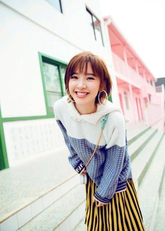 唐艺昕的私服来了,穿翻领针织衫配条纹裙,少女本人没错了!
