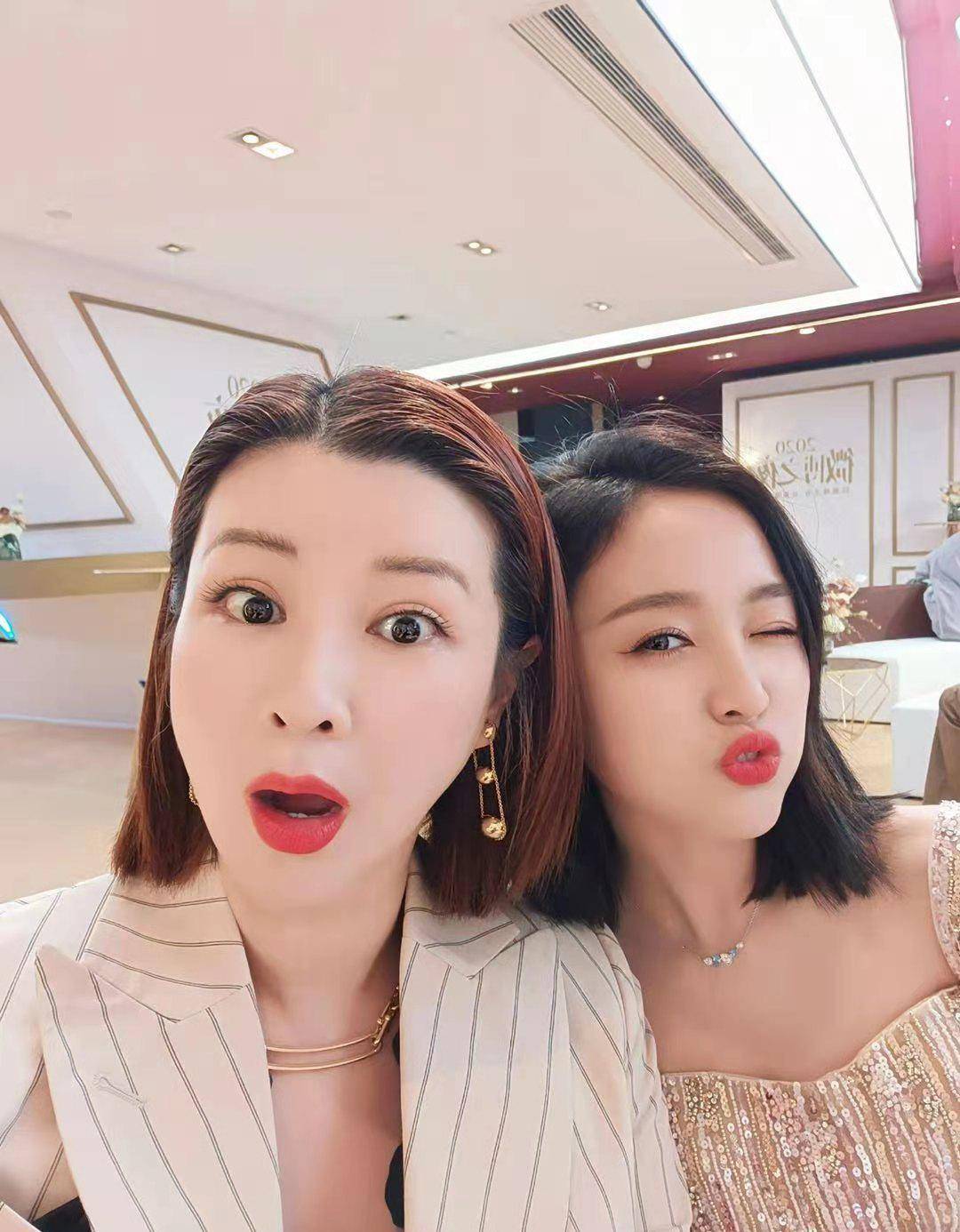 特别是吴宣仪,为了练就一双电眼,甚至专门去训练了自己的眨眼技术,让