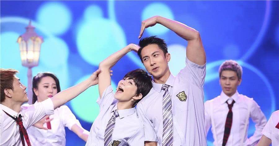 2008年吴尊和ella因出主演【花样少年少女】绯闻四起,吴尊为了否认这