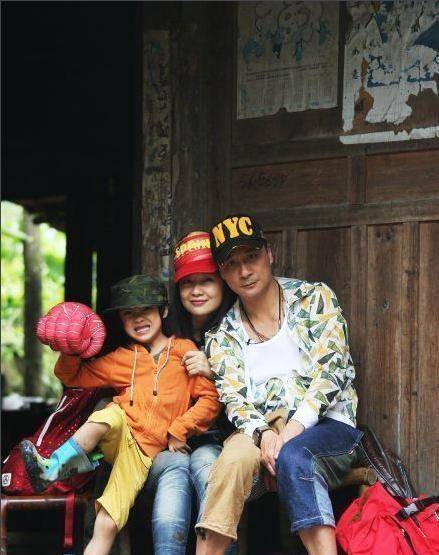 室晒照,费曼眉清目秀五官精致,网友直呼:圆的可爱_爸爸_feynman_儿子