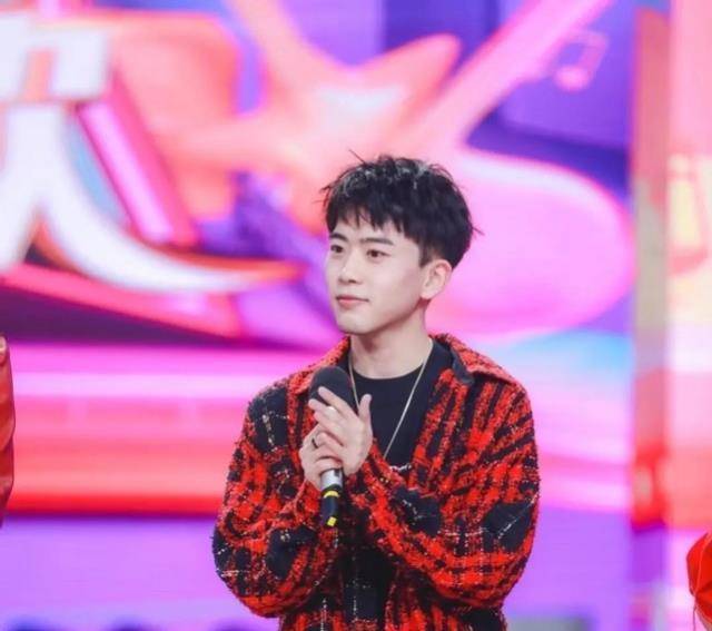 跟何炅牵手的神秘男子,疑似比他小22岁的男星费启鸣_朋友_身高_工作