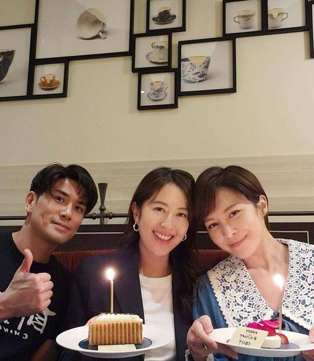 伍允龙请唐诗咏张曦雯吃饭为两人庆生3人不停拍合照友情深_感情_饭局