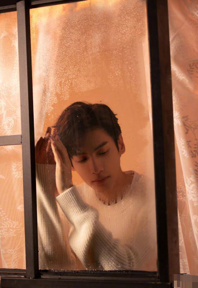 陈飞宇罗云熙穿情侣装上班,图案求生欲满满_剧集_帽子_画面