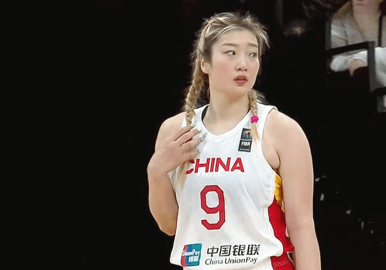 中国女篮队员李梦图片