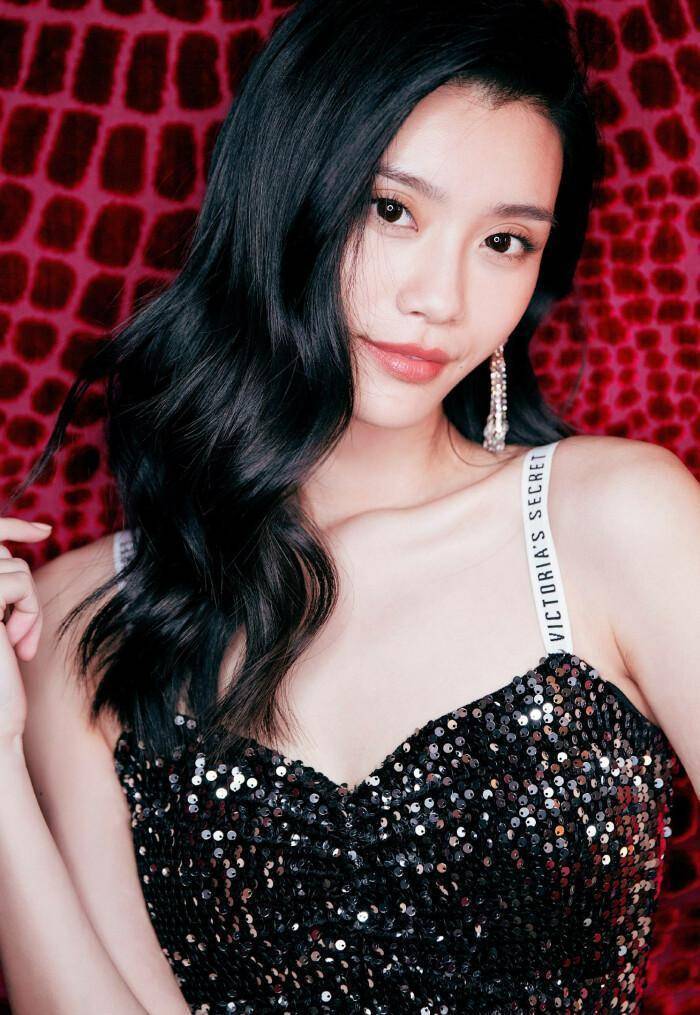 奚梦瑶近照小腹凸起,四太曾说要生足三个,舍超模身材完成kpi?