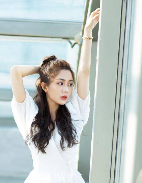 汤敏在《半个喜剧》的精彩表现让我一下子记住了这个甜美的女孩.
