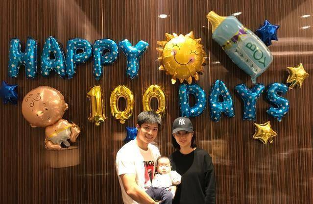 夫妻俩站在为儿子准备的简单的生日字母墙前面一起合了影,苏炳添以一