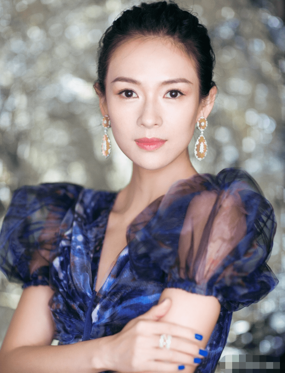 章子怡气质真好,夏日穿冬装也不违和,42岁二胎妈的身材太真实了_黑色