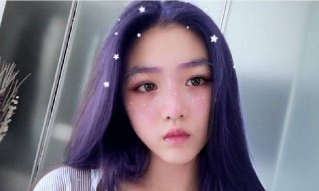 汪峰大女儿染了头发认不出,网友:可以称她为汪美人!_苹果_章子怡_紫发