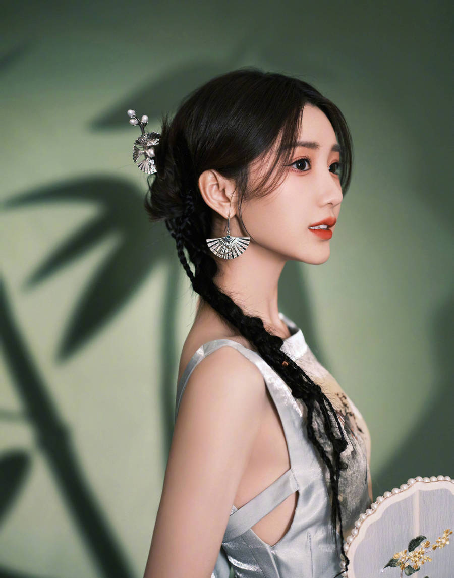 知名女星毛晓彤晒出清冷写真,肤白貌美双唇性感,气质如兰_照片_连衣裙
