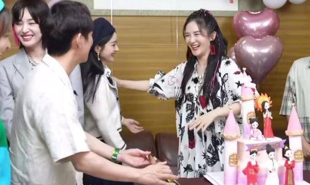 谢娜张杰接孩子放学,三岁双胞胎正面曝光,一个像爸另一个像妈_工作