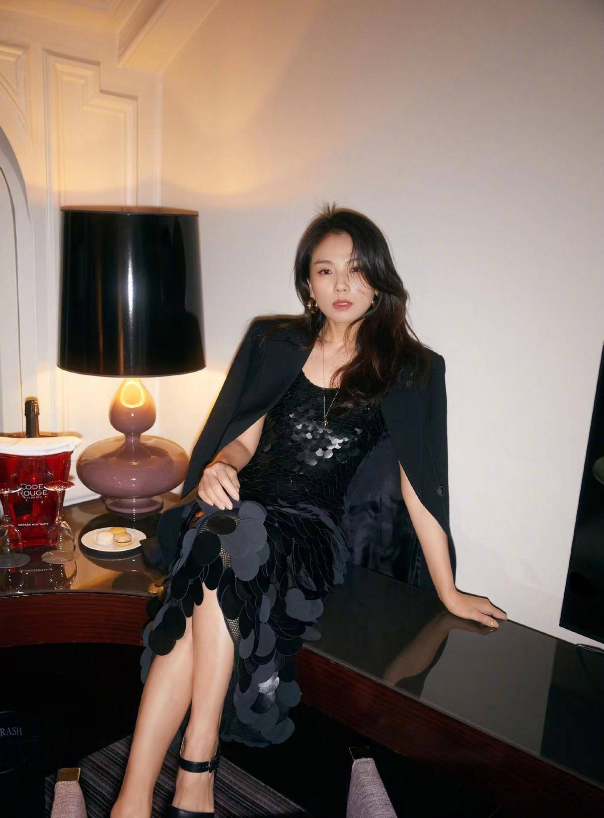 44岁刘涛巴黎时装周尽显时尚!