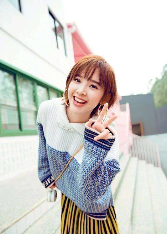 唐艺昕的私服来了,穿翻领针织衫配条纹裙,少女本人没错了!