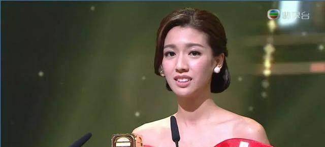 她出道就伴随着不断的负评如今留长发演丑角成功洗脱负评_蔡思贝_观众