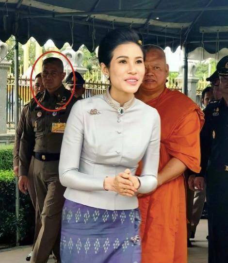 诗妮娜贵妃蓝衣配绿宝石奢华,虽出狱却仍被监视,身后官员不一般_拉特