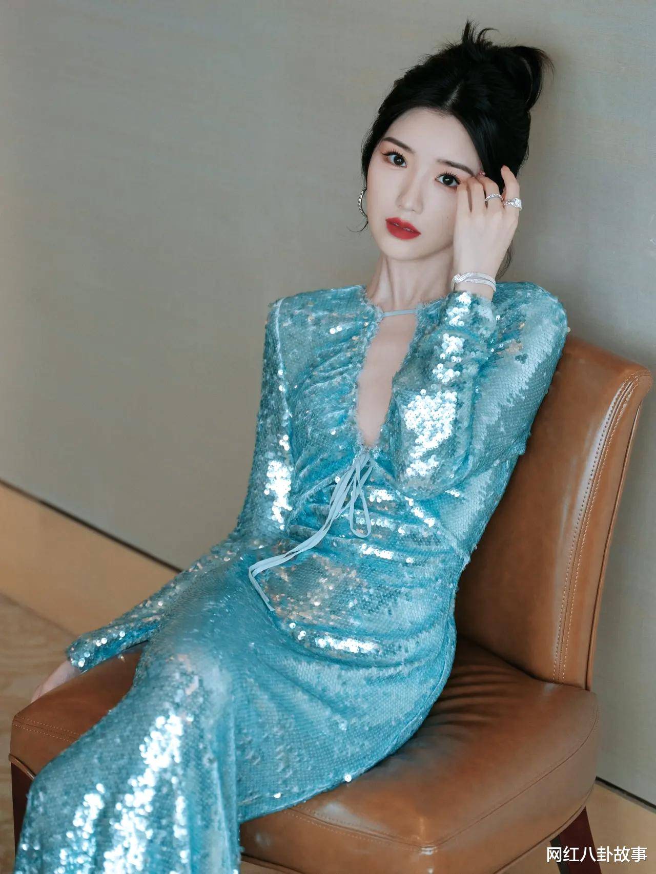 毛晓彤穿着一袭深蓝色的亮片流光长裙,令人惊叹,看着就凉快!