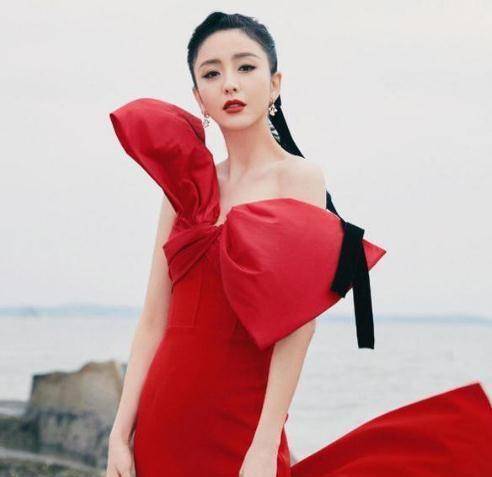 佟丽娅换了风格这么迷人,穿红色连衣裙凹造型,气质有多惊艳?