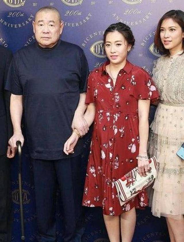 甘比看到刘銮雄倒下了,慌了手脚,之后在医院细心照顾,刘銮雄觉得自己