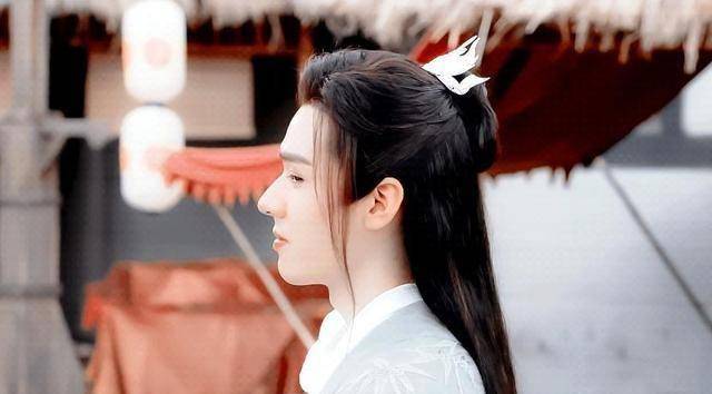 从东华大学表演系毕业后,他也陆陆续续拍摄了七八部戏,直到遇到